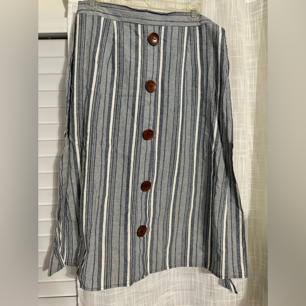 Skirt with wooden buttons